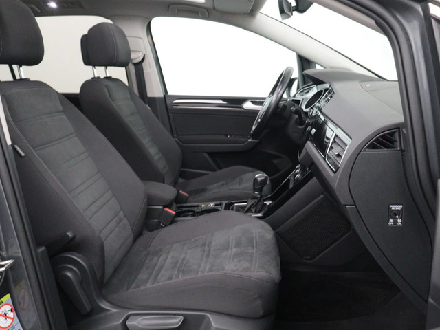Volkswagen Touran 1.5 TSI Highline 7p Automaat | Panoramadak | Camera | Stoelverwarming | Trekhaak