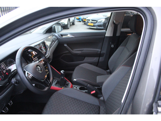 Volkswagen Polo 1.0 TSI Highline Apple carplay Parkeersensoren rondom Cruise control Climate control Stoelverwarming Licht metalen velgen Privac
