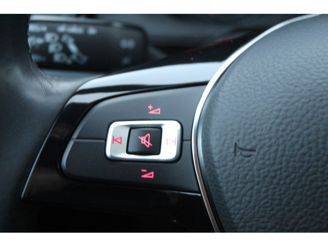 Volkswagen Polo 1.0 TSI Highline Apple carplay Parkeersensoren rondom Cruise control Climate control Stoelverwarming Licht metalen velgen Privac