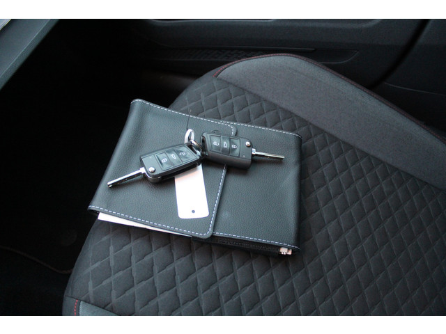 Volkswagen Polo 1.0 TSI Highline Apple carplay Parkeersensoren rondom Cruise control Climate control Stoelverwarming Licht metalen velgen Privac