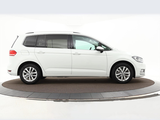 Volkswagen Touran 1.4 TSI 150pk DSG Highline Business R 7p · Apple Android Car Play · P-Sensoren · Elek. Achterklep · Trekhaak · Stoel & Stuur Ver