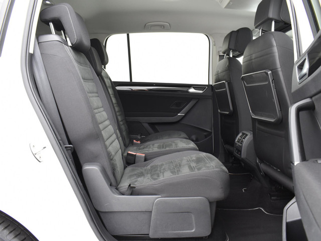 Volkswagen Touran 1.4 TSI 150pk DSG Highline Business R 7p · Apple Android Car Play · P-Sensoren · Elek. Achterklep · Trekhaak · Stoel & Stuur Ver