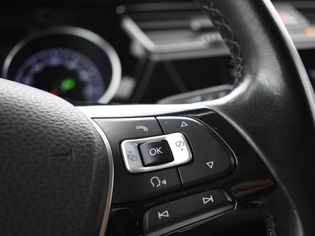 Volkswagen Touran 1.4 TSI 150pk DSG Highline Business R 7p · Apple Android Car Play · P-Sensoren · Elek. Achterklep · Trekhaak · Stoel & Stuur Ver