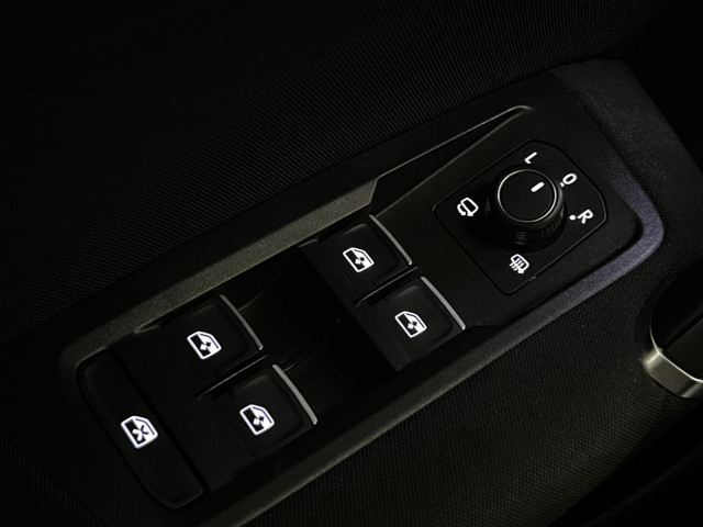 Volkswagen Touran 1.8 TSI Highline R Line 7-pers Pano NL-auto