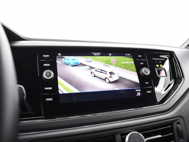 Volkswagen Polo 1.0 TSI 95PK DSG R-Line · Apple Android Car Play · Camera · Clima · Navigatie · Draadloos laden · Getint glas · Garantie t m 22-