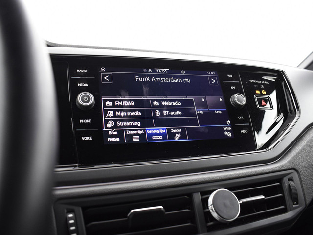 Volkswagen Polo 1.0 TSI 95PK DSG R-Line · Apple Android Car Play · Camera · Clima · Navigatie · Draadloos laden · Getint glas · Garantie t m 22-