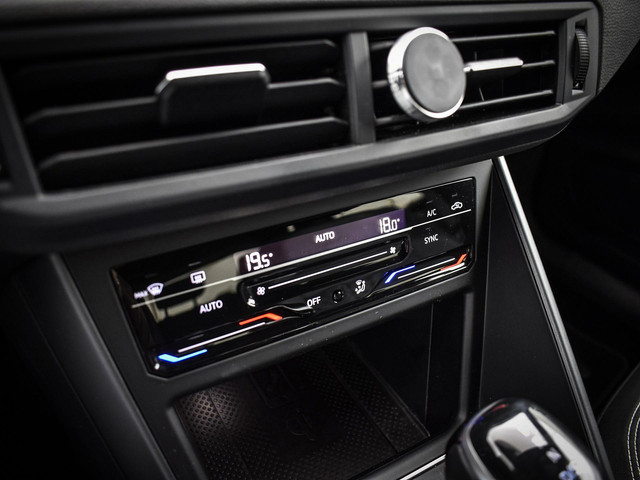 Volkswagen Polo 1.0 TSI 95PK DSG R-Line · Apple Android Car Play · Camera · Clima · Navigatie · Draadloos laden · Getint glas · Garantie t m 22-