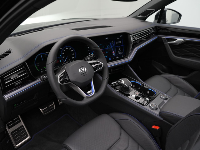 Volkswagen Touareg 3.0 TSi 462 pk tiptronic eHybrid 4MOTION | Panoramadak | Trekhaak | Puglia Leder | Nachtzicht | Head-Up Display | Geheugenstoele
