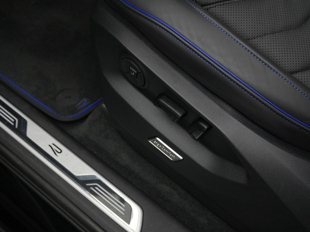 Volkswagen Touareg 3.0 TSi 462 pk tiptronic eHybrid 4MOTION | Panoramadak | Trekhaak | Puglia Leder | Nachtzicht | Head-Up Display | Geheugenstoele