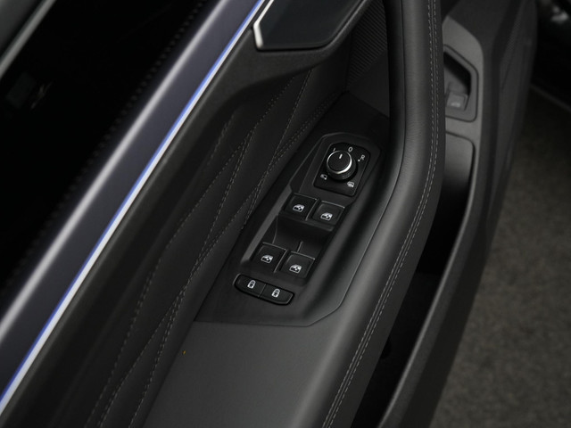 Volkswagen Touareg 3.0 TSi 462 pk tiptronic eHybrid 4MOTION | Panoramadak | Trekhaak | Puglia Leder | Nachtzicht | Head-Up Display | Geheugenstoele