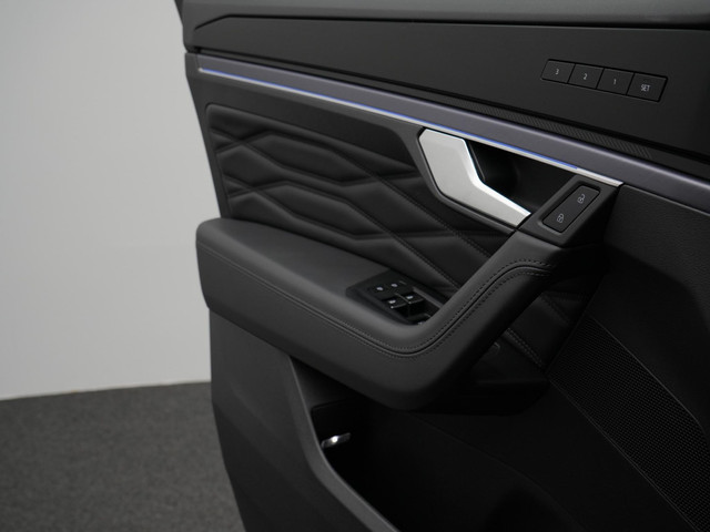 Volkswagen Touareg 3.0 TSi 462 pk tiptronic eHybrid 4MOTION | Panoramadak | Trekhaak | Puglia Leder | Nachtzicht | Head-Up Display | Geheugenstoele