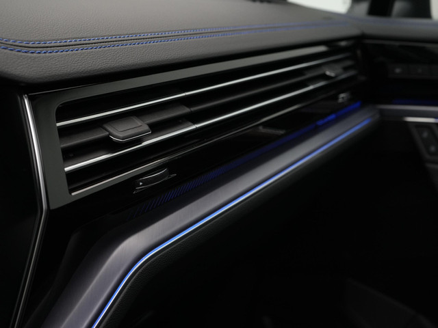 Volkswagen Touareg 3.0 TSi 462 pk tiptronic eHybrid 4MOTION | Panoramadak | Trekhaak | Puglia Leder | Nachtzicht | Head-Up Display | Geheugenstoele