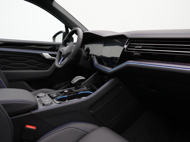 Volkswagen Touareg 3.0 TSi 462 pk tiptronic eHybrid 4MOTION | Panoramadak | Trekhaak | Puglia Leder | Nachtzicht | Head-Up Display | Geheugenstoele
