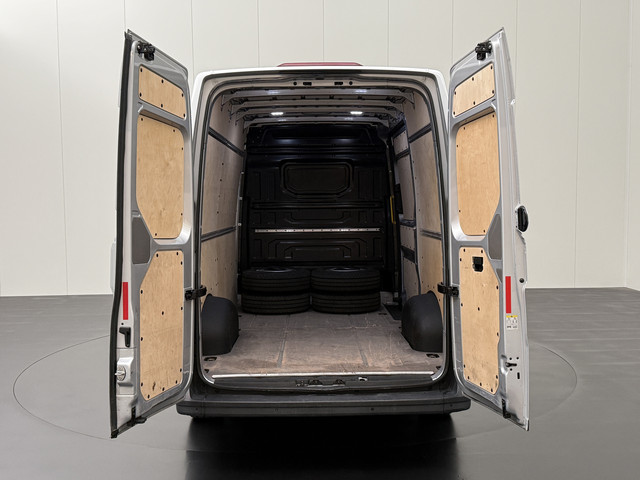 Volkswagen Crafter 2.0TDi 140PK DSG Automaat L3H3 V-Edition | Airco | Cruise | 3-Persoons | Betimmering