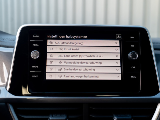 Volkswagen T-Roc 1.5 TSI 150Pk DSG Style | Trekhaak afnb. | IQ Light | Allseason banden | Prijs Rijklaar!!