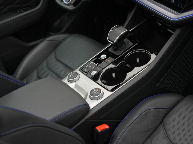 Volkswagen Touareg R 3.0 TSi 462 pk tiptronic eHybrid 4MOTION | Panoramadak | Trekhaak | Puglia leder | Head-up display | Stoelventilatie | Geheuge