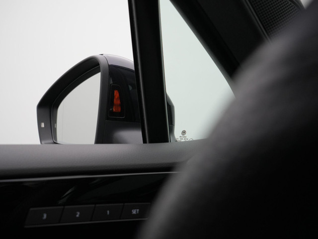 Volkswagen Touareg R 3.0 TSi 462 pk tiptronic eHybrid 4MOTION | Panoramadak | Trekhaak | Puglia leder | Head-up display | Stoelventilatie | Geheuge