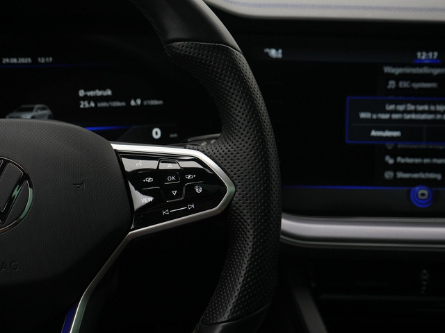 Volkswagen Touareg R 3.0 TSi 462 pk tiptronic eHybrid 4MOTION | Panoramadak | Trekhaak | Puglia leder | Head-up display | Stoelventilatie | Geheuge