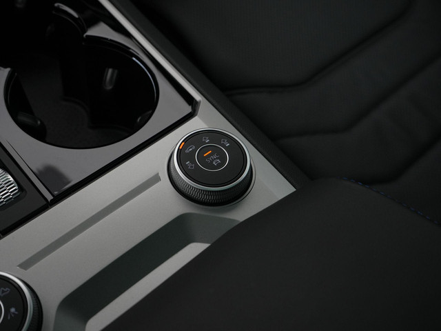 Volkswagen Touareg R 3.0 TSi 462 pk tiptronic eHybrid 4MOTION | Panoramadak | Trekhaak | Puglia leder | Head-up display | Stoelventilatie | Geheuge