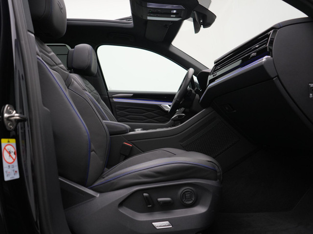 Volkswagen Touareg R 3.0 TSi 462 pk tiptronic eHybrid 4MOTION | Panoramadak | Trekhaak | Puglia leder | Head-up display | Stoelventilatie | Geheuge