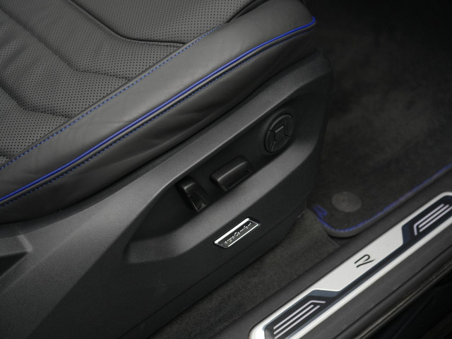 Volkswagen Touareg R 3.0 TSi 462 pk tiptronic eHybrid 4MOTION | Panoramadak | Trekhaak | Puglia leder | Head-up display | Stoelventilatie | Geheuge