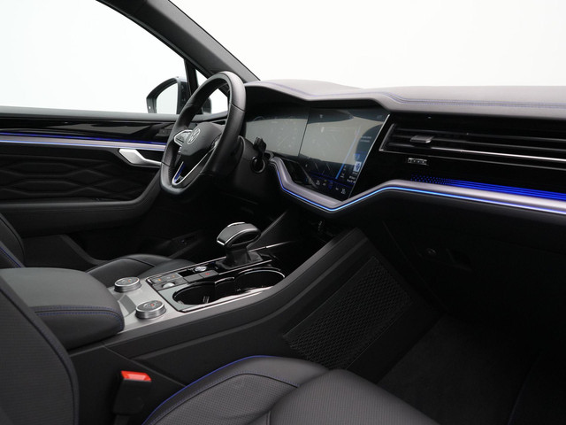Volkswagen Touareg R 3.0 TSi 462 pk tiptronic eHybrid 4MOTION | Panoramadak | Trekhaak | Puglia leder | Head-up display | Stoelventilatie | Geheuge