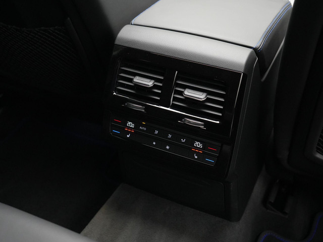 Volkswagen Touareg R 3.0 TSi 462 pk tiptronic eHybrid 4MOTION | Panoramadak | Trekhaak | Puglia leder | Head-up display | Stoelventilatie | Geheuge