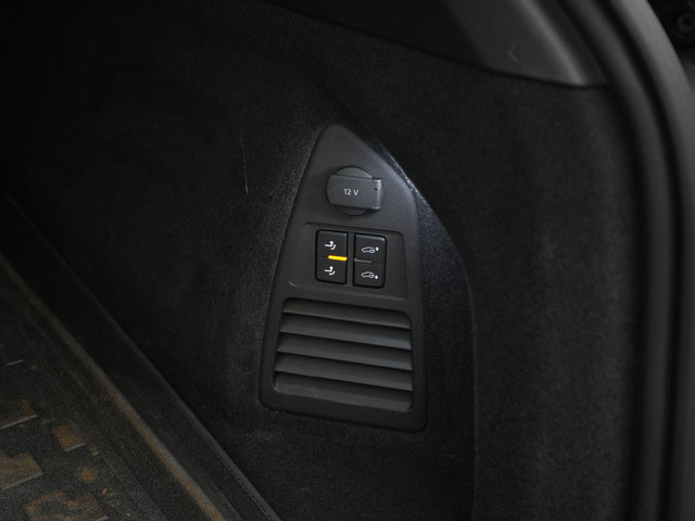 Volkswagen Touareg R 3.0 TSi 462 pk tiptronic eHybrid 4MOTION | Panoramadak | Trekhaak | Puglia leder | Head-up display | Stoelventilatie | Geheuge