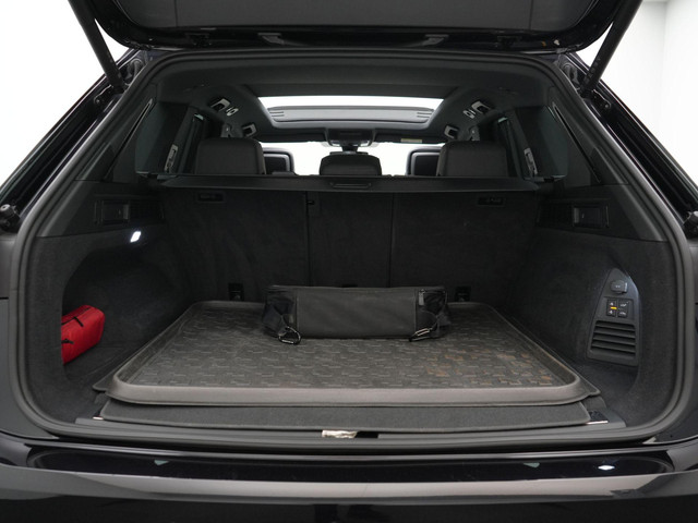 Volkswagen Touareg R 3.0 TSi 462 pk tiptronic eHybrid 4MOTION | Panoramadak | Trekhaak | Puglia leder | Head-up display | Stoelventilatie | Geheuge