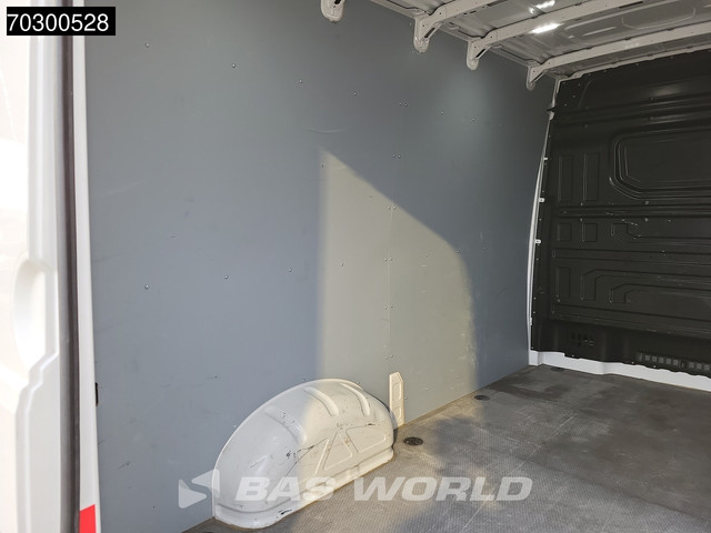 Volkswagen Crafter 102pk L3H3 Trekhaak Navi Parkeersensoren v+a Euro6 L2H2 Airco Trekhaak