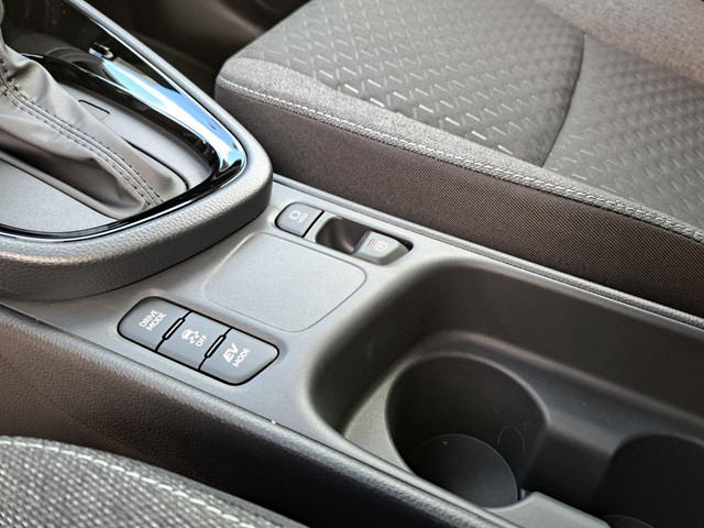 Toyota Yaris Cross 1.5 Hybrid 115 Dynamic COMFORT PACK NIEUW DIRECT LEVERBAAR BLIND SPOT STOEL STUURVERWARMING PARK-SENSOREN KEYLESS