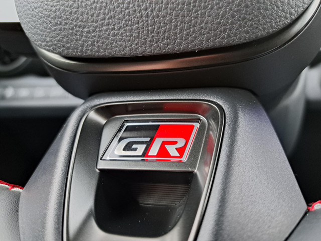 Toyota C-HR 2.0 Plug-in Hybrid 220 GR SPORT STUUR- STOELVERWARMING STOELGEHEUGEN PDC JBL 19 BLIND SPOT