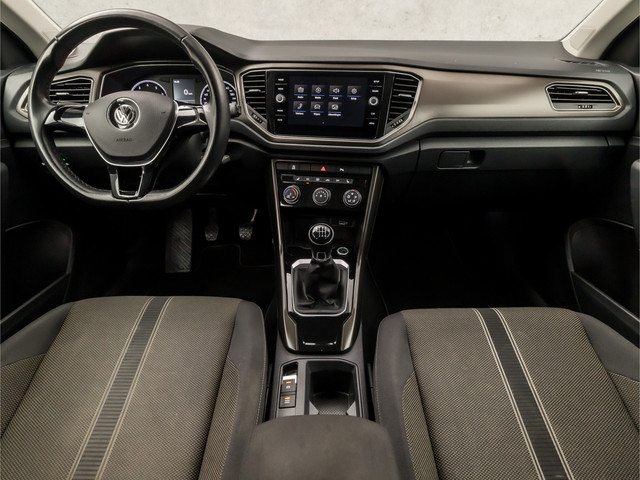Volkswagen T-Roc 1.0 TSI Sport (STOELVERWARMING, TREKHAAK, GETINT GLAS, SPORTSTOELEN, PARKEERSENSOREN, ARMSTEUN, BLUETOOTH, NIEUWSTAAT)
