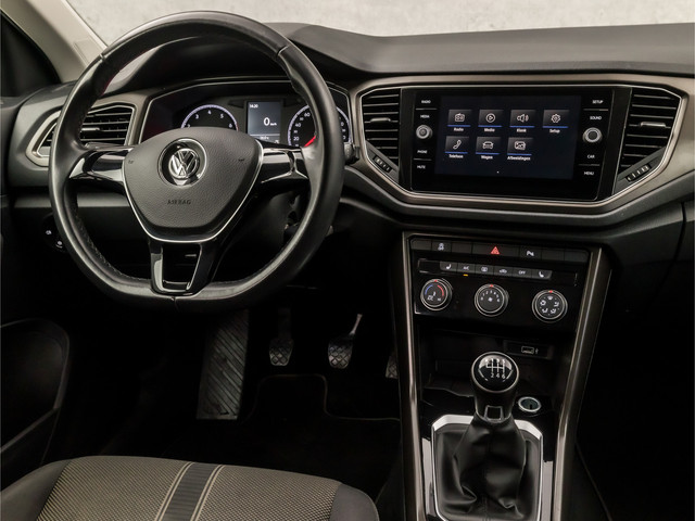 Volkswagen T-Roc 1.0 TSI Sport (STOELVERWARMING, TREKHAAK, GETINT GLAS, SPORTSTOELEN, PARKEERSENSOREN, ARMSTEUN, BLUETOOTH, NIEUWSTAAT)