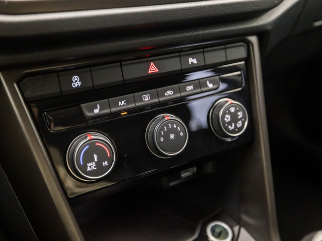 Volkswagen T-Roc 1.0 TSI Sport (STOELVERWARMING, TREKHAAK, GETINT GLAS, SPORTSTOELEN, PARKEERSENSOREN, ARMSTEUN, BLUETOOTH, NIEUWSTAAT)