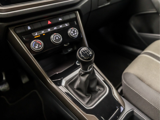 Volkswagen T-Roc 1.0 TSI Sport (STOELVERWARMING, TREKHAAK, GETINT GLAS, SPORTSTOELEN, PARKEERSENSOREN, ARMSTEUN, BLUETOOTH, NIEUWSTAAT)