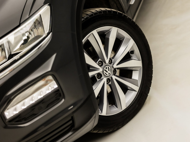 Volkswagen T-Roc 1.0 TSI Sport (STOELVERWARMING, TREKHAAK, GETINT GLAS, SPORTSTOELEN, PARKEERSENSOREN, ARMSTEUN, BLUETOOTH, NIEUWSTAAT)