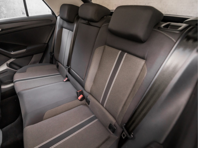 Volkswagen T-Roc 1.0 TSI Sport (STOELVERWARMING, TREKHAAK, GETINT GLAS, SPORTSTOELEN, PARKEERSENSOREN, ARMSTEUN, BLUETOOTH, NIEUWSTAAT)
