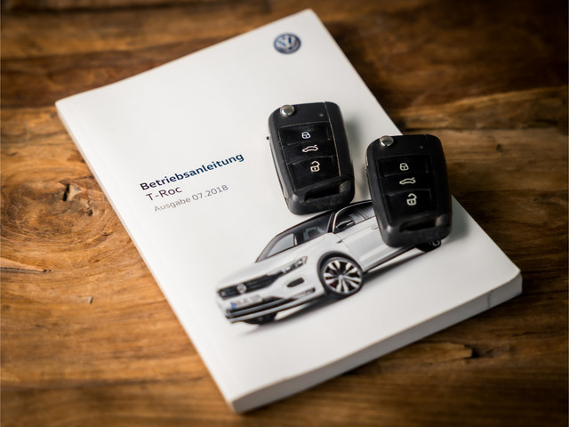 Volkswagen T-Roc 1.0 TSI Sport (STOELVERWARMING, TREKHAAK, GETINT GLAS, SPORTSTOELEN, PARKEERSENSOREN, ARMSTEUN, BLUETOOTH, NIEUWSTAAT)