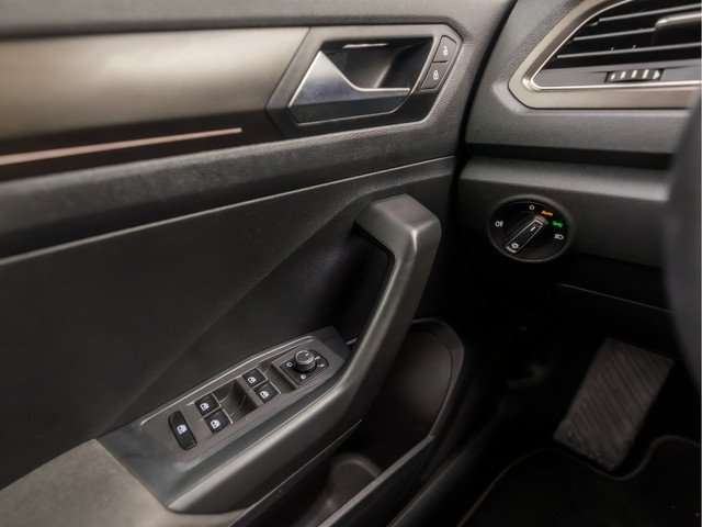 Volkswagen T-Roc 1.0 TSI Sport (STOELVERWARMING, TREKHAAK, GETINT GLAS, SPORTSTOELEN, PARKEERSENSOREN, ARMSTEUN, BLUETOOTH, NIEUWSTAAT)