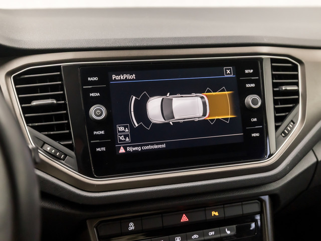 Volkswagen T-Roc 1.0 TSI Sport (STOELVERWARMING, TREKHAAK, GETINT GLAS, SPORTSTOELEN, PARKEERSENSOREN, ARMSTEUN, BLUETOOTH, NIEUWSTAAT)