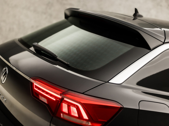 Volkswagen T-Roc 1.0 TSI Sport (STOELVERWARMING, TREKHAAK, GETINT GLAS, SPORTSTOELEN, PARKEERSENSOREN, ARMSTEUN, BLUETOOTH, NIEUWSTAAT)