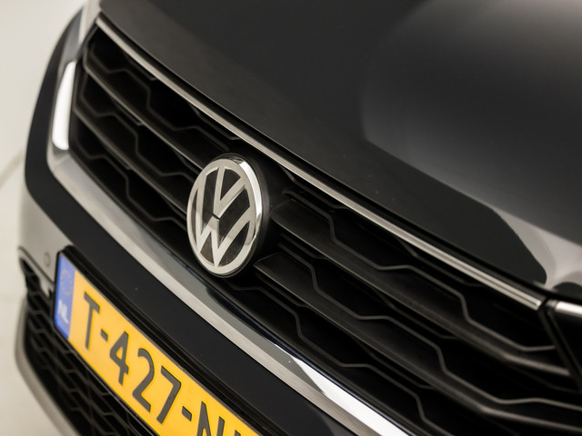 Volkswagen T-Roc 1.0 TSI Sport (STOELVERWARMING, TREKHAAK, GETINT GLAS, SPORTSTOELEN, PARKEERSENSOREN, ARMSTEUN, BLUETOOTH, NIEUWSTAAT)