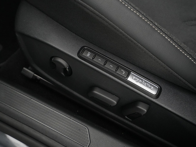 Volkswagen Golf 1.5 eHybrid 204pk 50 Edition Navigatie Camera Stoelverwarming Carplay Stoelmassage 143