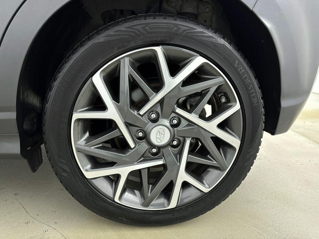 Hyundai Kona 1.6 GDI HEV Premium | Leer | Stoel + stuurverwarming | Trekhaak | Stoelventilatie | 18 Lm-wielen |