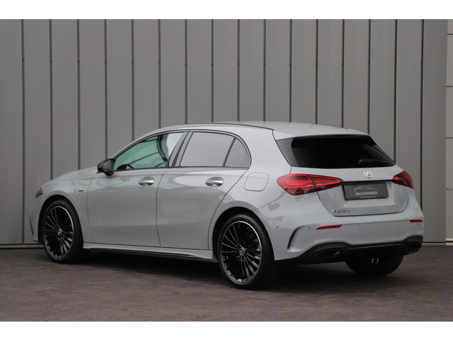 Mercedes-Benz A-Klasse 250e AMG | 218PK | Keyless-go | Sfeerverlichting | Widescreen | Stuurwielverw. | ACC | Standkachel | 2025.