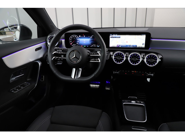 Mercedes-Benz A-Klasse 250e AMG | 218PK | Keyless-go | Sfeerverlichting | Widescreen | Stuurwielverw. | ACC | Standkachel | 2025.