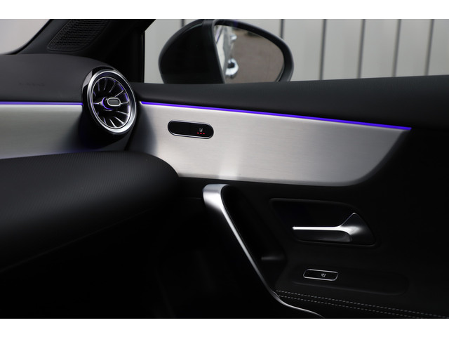 Mercedes-Benz A-Klasse 250e AMG | 218PK | Keyless-go | Sfeerverlichting | Widescreen | Stuurwielverw. | ACC | Standkachel | 2025.