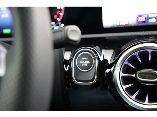 Mercedes-Benz A-Klasse 250e AMG | 218PK | Keyless-go | Sfeerverlichting | Widescreen | Stuurwielverw. | ACC | Standkachel | 2025.