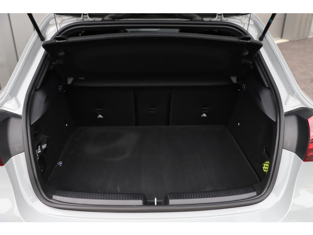 Mercedes-Benz A-Klasse 250e AMG | 218PK | Keyless-go | Sfeerverlichting | Widescreen | Stuurwielverw. | ACC | Standkachel | 2025.
